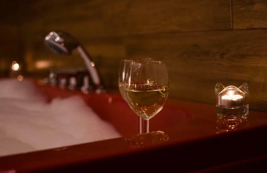 Jacuzzi Apartment Red-1